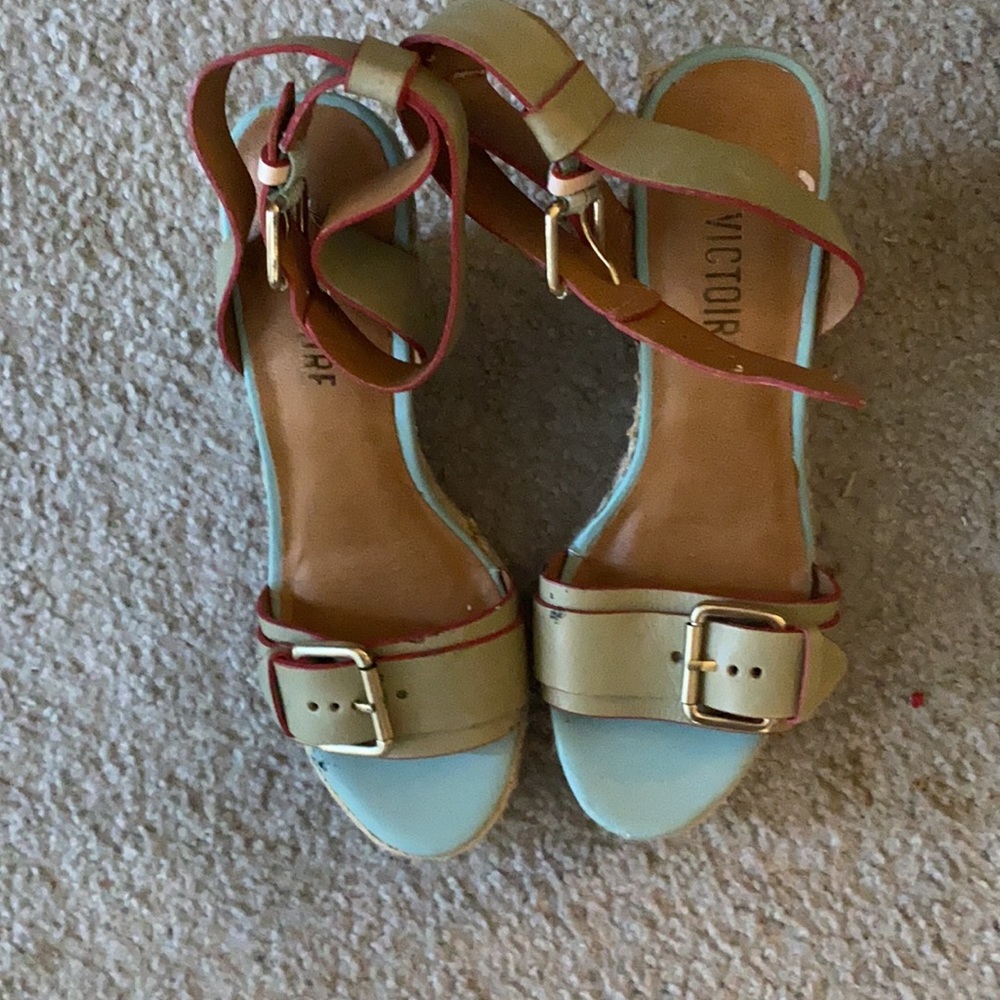Open toe wedged shoe leather upper